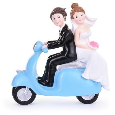 "Adorables Pareja de Novios en Vespa Roja: Detalle Único para Bodas"