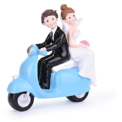 "Adorables Pareja de Novios en Vespa Roja: Detalle Único para Bodas"